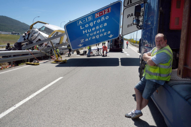 Fotos del accidente de un camión en la AP-15.