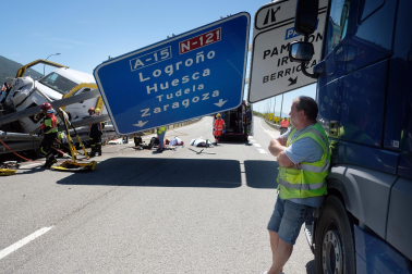 Fotos del accidente de un camión en la AP-15.