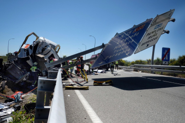 Fotos del accidente de un camión en la AP-15.