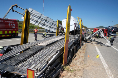 Fotos del accidente de un camión en la AP-15.