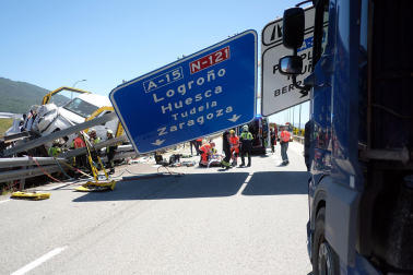 Fotos del accidente de un camión en la AP-15.