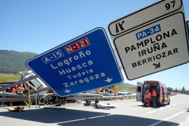 Fotos del accidente de un camión en la AP-15.
