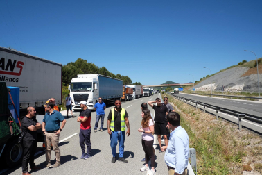 Fotos del accidente de un camión en la AP-15.