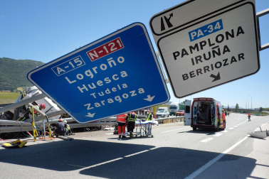Fotos del accidente de un camión en la AP-15.