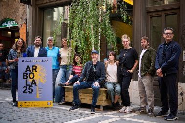 Organizadores, artistas y colaboradores del Arbola Fest, este martes, con el cartel de este año en Antartika Kultur Container de Pamplona