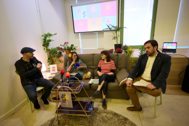 Mikel Artxanko (Antartika), la concejala de Cultura Maider Beloki, la directora de Arbola Isabel Ferreira y Fermín Lorente, de Fundación Caja Navarra, en la presentación