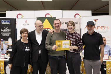 Los premiados de la VIII Semana de la Croqueta de Navarra recogen sus galardones.