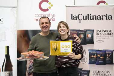 Los premiados de la VIII Semana de la Croqueta de Navarra recogen sus galardones.