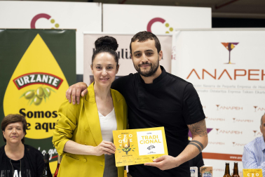 Los premiados de la VIII Semana de la Croqueta de Navarra recogen sus galardones.