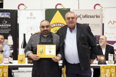 Los premiados de la VIII Semana de la Croqueta de Navarra recogen sus galardones.
