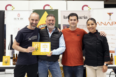 Los premiados de la VIII Semana de la Croqueta de Navarra recogen sus galardones.