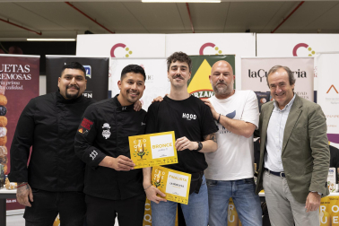 Los premiados de la VIII Semana de la Croqueta de Navarra recogen sus galardones.