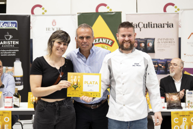 Los premiados de la VIII Semana de la Croqueta de Navarra recogen sus galardones.