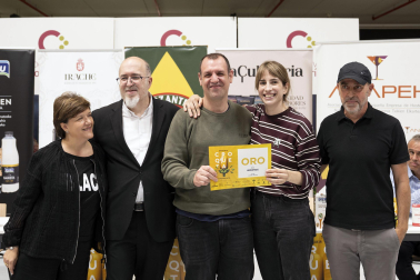 Los premiados de la VIII Semana de la Croqueta de Navarra recogen sus galardones.