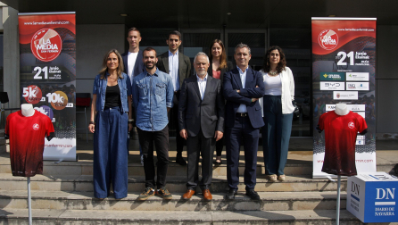 PRESENTACIÓN. La sede de Diario de Navarra en Cordovilla acogió el acto oficial con organizadores, patrocinadores y colaboradores. De izquierda a derecha: Alicia Nicolás (Diario de Navarra), Sergio Rodríguez (M2 Eventos), Iñigo Gómez (Ayuntamiento de Pamplona), Raúl Santos (Caja Rural de Navarra), Felipe Hernández (IMQ Clínica San Miguel), Vanesa Polo (AENA), Carlos Higuera (BYD Blendio) y Aldonza González (Carretilla).