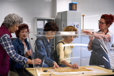 Fotos de la visita guiada al taller de restauración de documentos medievales en el Archivo de Navarra.