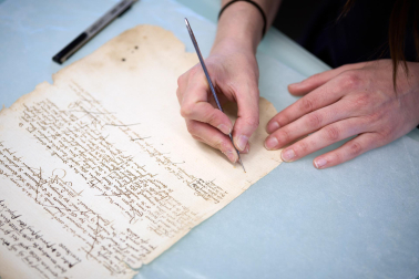 Fotos de la visita guiada al taller de restauración de documentos medievales en el Archivo de Navarra.
