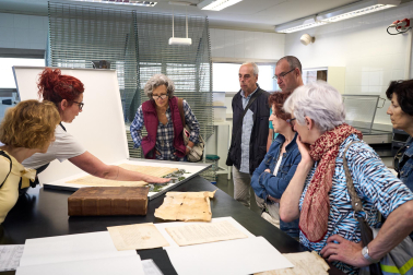 Fotos de la visita guiada al taller de restauración de documentos medievales en el Archivo de Navarra.