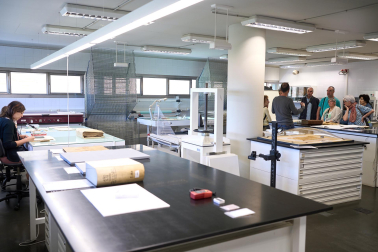 Fotos de la visita guiada al taller de restauración de documentos medievales en el Archivo de Navarra.