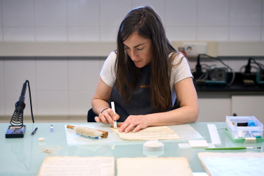 Fotos de la visita guiada al taller de restauración de documentos medievales en el Archivo de Navarra.