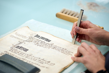 Fotos de la visita guiada al taller de restauración de documentos medievales en el Archivo de Navarra.