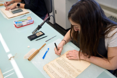 Fotos de la visita guiada al taller de restauración de documentos medievales en el Archivo de Navarra.
