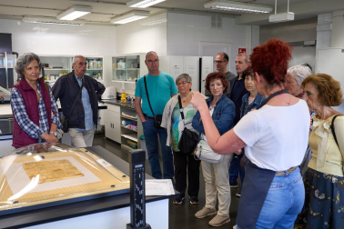 Fotos de la visita guiada al taller de restauración de documentos medievales en el Archivo de Navarra.