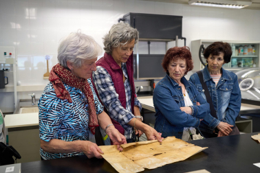 Fotos de la visita guiada al taller de restauración de documentos medievales en el Archivo de Navarra.