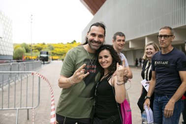 Colas y nervios en la espera del concierto del canadiense Bryan Adams en el Pabellón Navarra Arena /