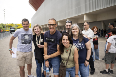 Colas y nervios en la espera del concierto del canadiense Bryan Adams en el Pabellón Navarra Arena /