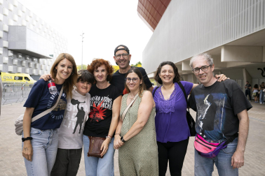 Colas y nervios en la espera del concierto del canadiense Bryan Adams en el Pabellón Navarra Arena /