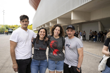 Colas y nervios en la espera del concierto del canadiense Bryan Adams en el Pabellón Navarra Arena /