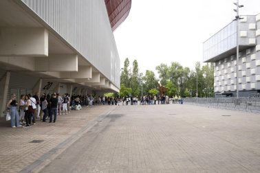 Colas y nervios en la espera del concierto del canadiense Bryan Adams en el Pabellón Navarra Arena /