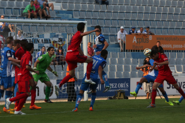 Javier Flaño remata de cabeza en la jugada del 2-2