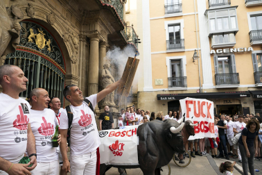 Los trabajadores de BSH se vistieron de pamplonicas durante la original protesta por el cierre de la fábrica /