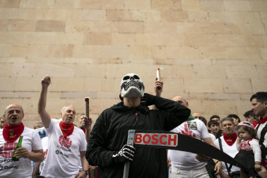 Los trabajadores de BSH se vistieron de pamplonicas durante la original protesta por el cierre de la fábrica /