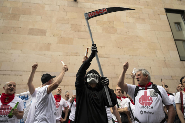 Los trabajadores de BSH se vistieron de pamplonicas durante la original protesta por el cierre de la fábrica /