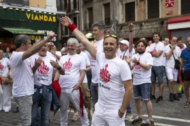 Los trabajadores de BSH se vistieron de pamplonicas durante la original protesta por el cierre de la fábrica /