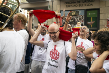 Los trabajadores de BSH se vistieron de pamplonicas durante la original protesta por el cierre de la fábrica /