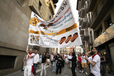 Los trabajadores de BSH se vistieron de pamplonicas durante la original protesta por el cierre de la fábrica /