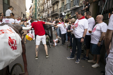 Los trabajadores de BSH se vistieron de pamplonicas durante la original protesta por el cierre de la fábrica /