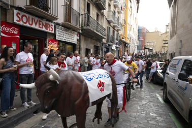 Los trabajadores de BSH se vistieron de pamplonicas durante la original protesta por el cierre de la fábrica /