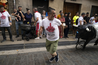 Los trabajadores de BSH se vistieron de pamplonicas durante la original protesta por el cierre de la fábrica /