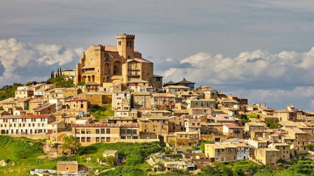 Bella panorámica de Ujué, con la fortaleza casi tocando el cielo.