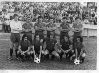 Una alineación de Osasuna en aquella temporada 1974-75. Arriba, de izquierda a derecha: Iparraguirre, Echevarría, Mata, Marín, Sánchez Rubio y Berriozabal. Abajo, Luengo, Gallastegui, Ostívar, Larrauri y Bosmediano.	archivo