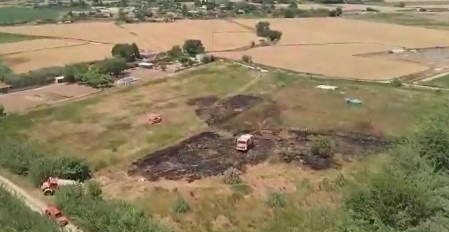 Al lugar del incendio, que se ha producido a las 13:14 horas, han acudido los Bomberos de Tudela, un helicóptero, la Policía Local y la Policía Foral