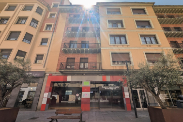 Fantástico local en la calle Tafalla con salida de humos