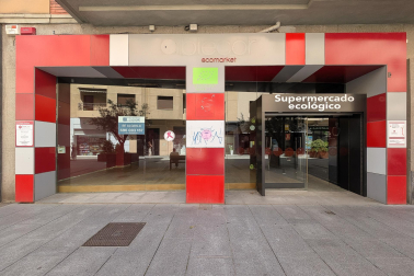 Fantástico local en la calle Tafalla con salida de humos