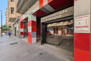 Fantástico local en la calle Tafalla con salida de humos