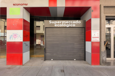 Fantástico local en la calle Tafalla con salida de humos